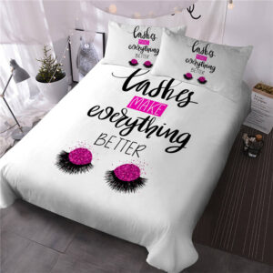 Parure de lit blanche à motifs cils noirs et paupières roses. Bonne qualité, confortable et à la mode sur un lit dans une maison