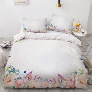 Parure de lit blanche bordée de fleurs. Bonne qualité, confortable et à la mode sur un lit dans une maison