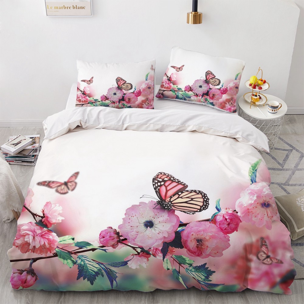 Parure de lit blanche à motif papillons sur roses sauvages. Bonne qualité, confortable et à la mode sur un lit dans une maison