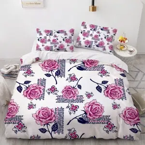 Parure de lit blanche parsemée de roses. Bonne qualité, confortable et à la mode sur un lit dans une maison