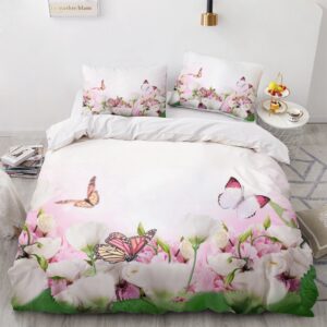 Parure de lit blanche imprimé fleurs et papillons. Bonne qualité, confortable et à la mode sur un lit dans une maison
