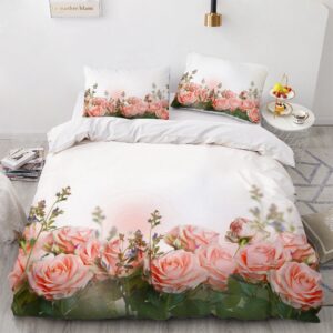 Parure de lit blanche à motif roses. Bonne qualité, confortable et à la mode sur un lit dans une maison