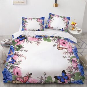 Parure de lit blanche encadrée de motifs fleurs et papillons. Bonne qualité, confortable et à la mode sur un lit dans une maison