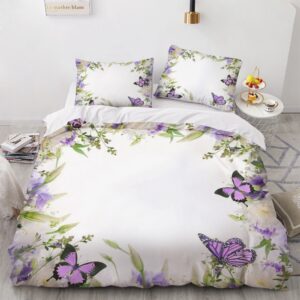 Parure de lit blanche bordée de fleurs et papillons. Bonne qualité, confortable et à la mode sur un lit dans une maison