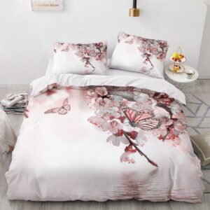 Parure de lit à motif papillons et fleurs. Bonne qualité, confortable et à la mode sur un lit dans une maison