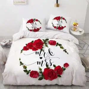 Parure de lit blanche à motif roses rouges et inscription Mr & Mrs. Bonne qualité, confortable et à la mode sur un lit dans une maison