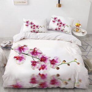 Parure de lit blanche avec imprimé fleuri. Bonne qualité, confortable et à la mode sur un lit dans une maison
