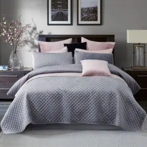 Parure de lit grise à motifs géométriques en relief. Bonne qualité, confortable et à la mode sur un lit dans une maison