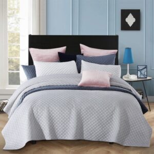 Parure de lit gris argent à motifs géométriques en relief. Bonne qualité, confortable et à la mode sur un lit dans une maison