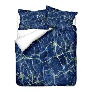 Parure de lit marbre bleu. Bonne qualité, confortable et à la mode sur un lit dans une maison