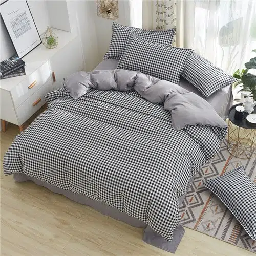 Parure de lit à motif carreaux noir et blanc. Bonne qualité, confortable et à la mode sur un lit dans une maison