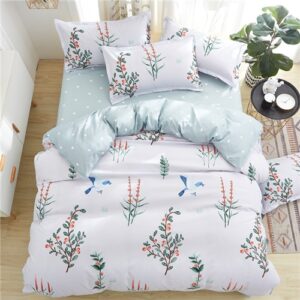 Parure de lit blanche avec imprimé oiseaux et fleurs de printemps. Bonne qualité, confortable et à la mode sur un lit dans une maison