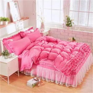 Parure de lit rose cerise à dentelle. Bonne qualité, confortable et à la mode sur un lit dans une maison