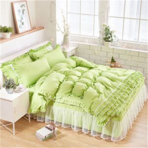 Parure de lit vert pomme à dentelle. Bonne qualité, confortable et à la mode sur un lit dans une maison