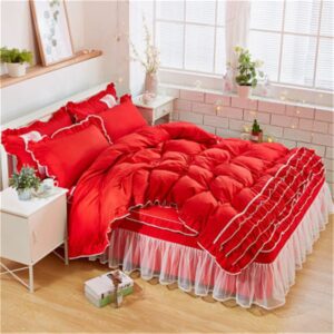 Parure de lit rouge à dentelle. Bonne qualité, confortable et à la mode sur un lit dans une maison