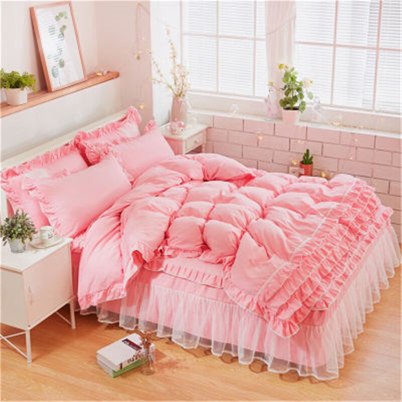 Parure de lit rose saumon à dentelle. Bonne qualité, confortable et à la mode sur un lit dans une maison