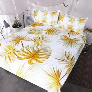 Parure de lit blanche à motif feuilles de palmier jaune. Bonne qualité, confortable et à la mode sur un lit dans une maison