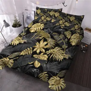 Parure de lit noir motif feuilles de palmier dorées. Bonne qualité, confortable et à la mode sur un lit dans une maison