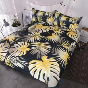 Parure de lit bleu nuit motif feuilles de palmier jaunes. Bonne qualité, confortable et à la mode sur un lit dans une maison