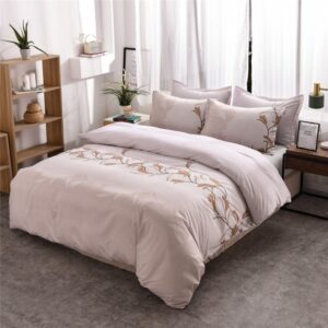 Parure de lit blanche à motif floral unique. Bonne qualité, confortable et à la mode sur un lit dans une maison