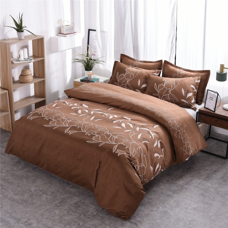 Parure de lit marron à motif floral unique. Bonne qualité et confortable à la mode sur un lit dans une maison
