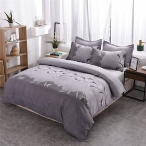 Parure de lit grise à motif floral unique. Bonne qualité, confortable et à la mode sur un lit dans une maison