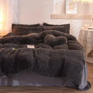 Parure de lit noire polaire. Bonne qualité, confortable et à la mode sur un lit dans une maison