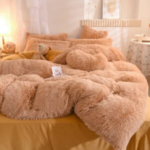 Parure de lit polaire marron. Bonne qualité, confortable et à la mode sur un lit dans une maison