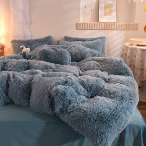 Parure de lit polaire bleu nuit. Bonne qualité et à la mode sur un lit dans une maison