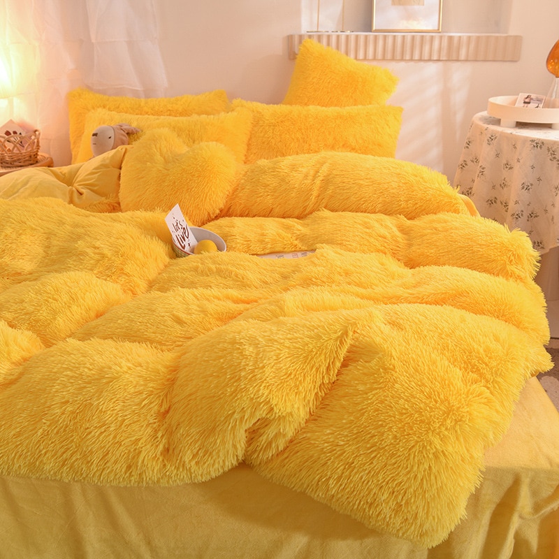 Parure de lit polaire jaune. Bonne qualité, confortable et à la mode sur un lit dans une maison
