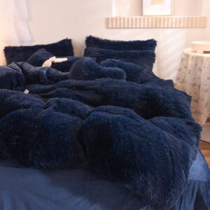 Parure de lit polaire bleu nuit. Bonne qualité et à la mode sur un lit dans une maison