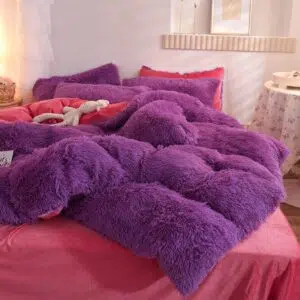 Parure de lit polaire violette effet fourrure. Bonne qualité, confortable et à la mode sur un lit dans une maison