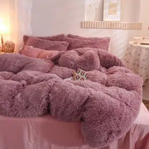 Parure de lit polaire violette. Bonne qualité, confortable et à la mode sur un lit dans une maison