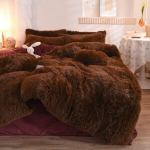 Parure de lit marron chocolat polaire. Bonne qualité, confortable et à la mode sur un lit dans une maison