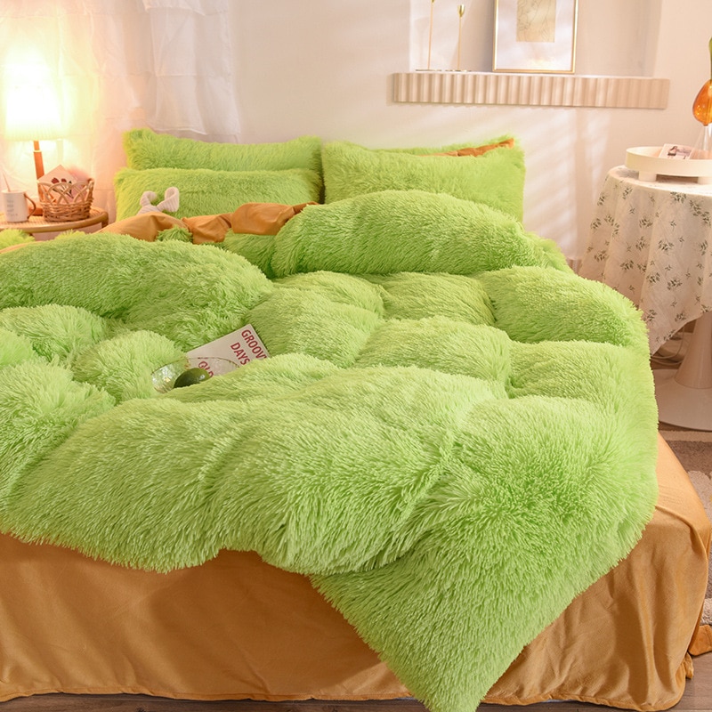Parure de lit vert pomme polaire. Bonne qualité, confortable et à la mode sur un lit dans une maison