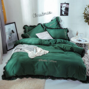Parure de lit verte contour noir. Bonne qualité, confortable et à la mode sur un lit dans une maison