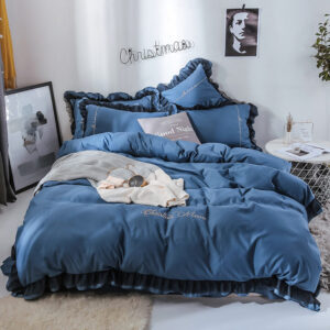 Parure de lit bleu marine contour noir. Bonne qualité, confortable et à la mode sur un lit dans une maison