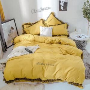 Parure de lit jaune contour marron. Bonne qualité, confortable et à la mode sur un lit dans une maison