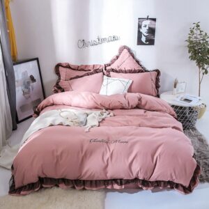 Parure de lit rose contour marron. Bonne qualité, confortable et à la mode sur un lit dans une maison