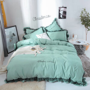 Parure de lit vert menthe contour noir. Bonne qualité, confortable et à la mode sur un lit dans une maison
