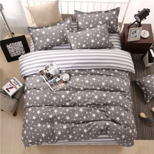 Parure de lit grise avec imprimé étoiles blancs. Bonne qualité, confortable et à a mode sur un lit dans une maison