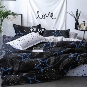Parure de lit noire avec imprimés étoiles. Bonne qualité, confortable et à la mode sur un lit dans une maison