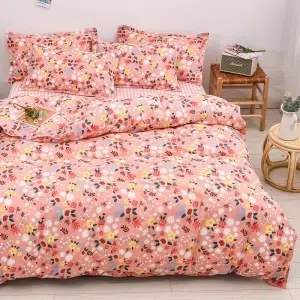 Parure de lit rose saumon avec imprimé fleuri. Bonne qualité, confortable et à la mode sur un lit dans une maison
