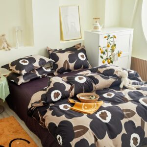 Parure de lit beige avec imprimé fleurs noires. Bonne qualité, confortable et à la mode sur un lit dans une maison