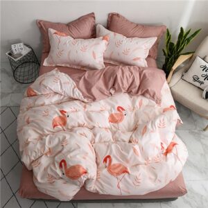 Parure de lit à motif flamant rouge. Bonne qualité, confortable et à la mode sur un lit dans une maison