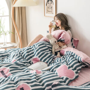 Parure de lit rayée noir et bleu à motif cœurs. Bonne qualité, confortable et à la mode sur un lit dans une maison