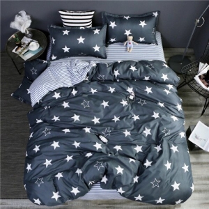 Parure de lit bleu marine avec imprimé étoile. Bonne qualité, confortable et à la mode sur un lit dans une maison