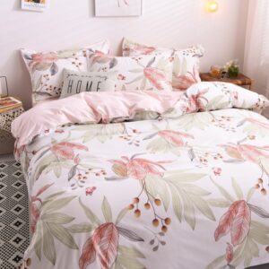 Parure de lit blanche à motif fruits exotique. Bonne qualité, confortable et à la mode sur un lit dans une maison