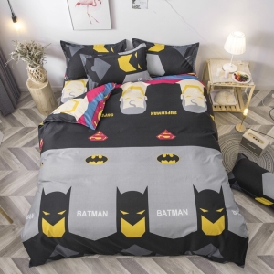 Parure de lit à motif Batman et Superman. Bonne qualité, confortable et à la mode sur un lit dans une maison