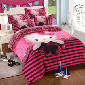 Parure de lit Hello Kitty rayée rouge et noir. Bonne qualité, confortable et à la mode sur un lit dans une maison